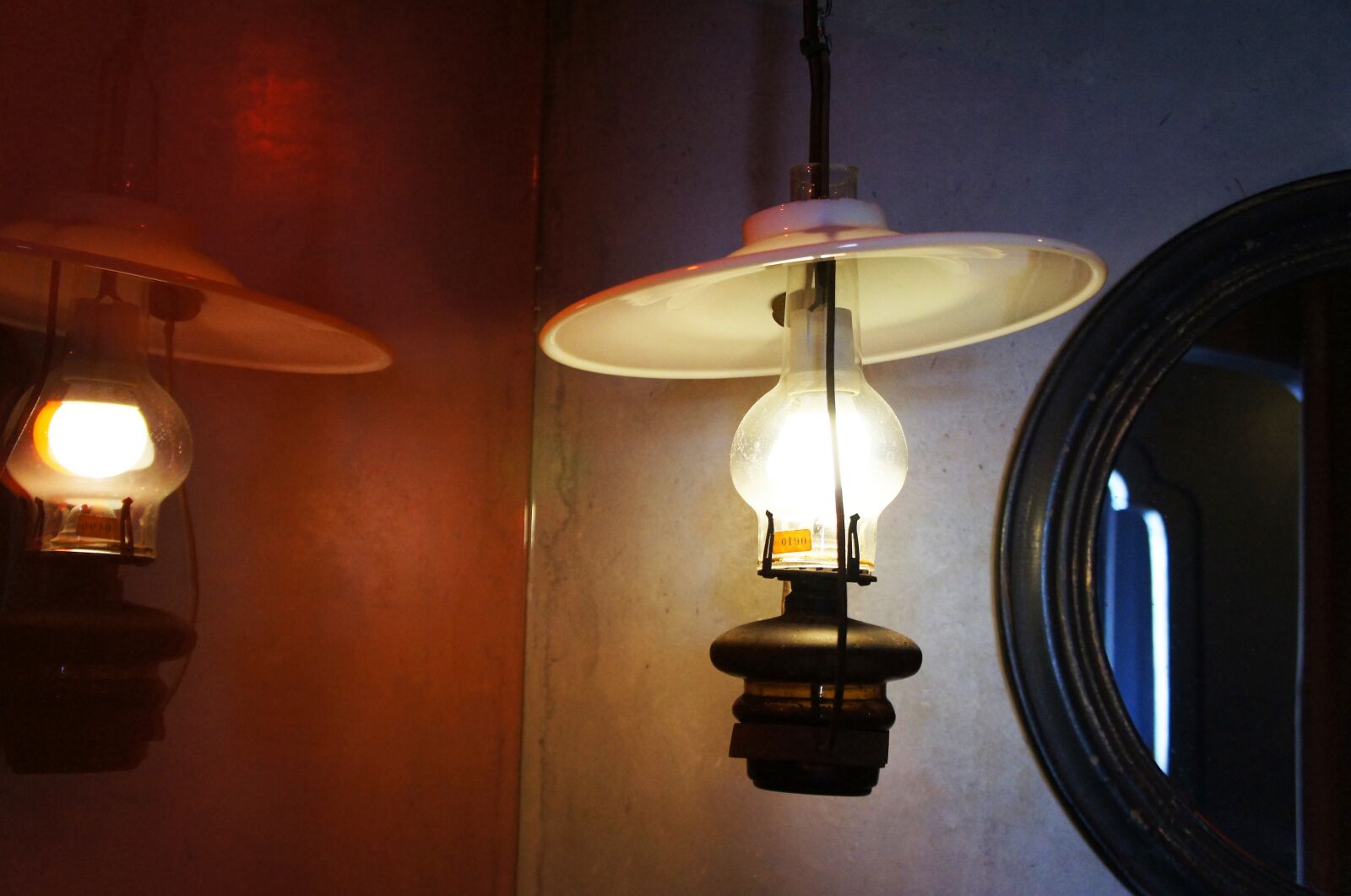 Sony Alpha NEX-C3 + Sony E 18-55mm F3.5-5.6 OSS sample photo. Lamp, light, old photography