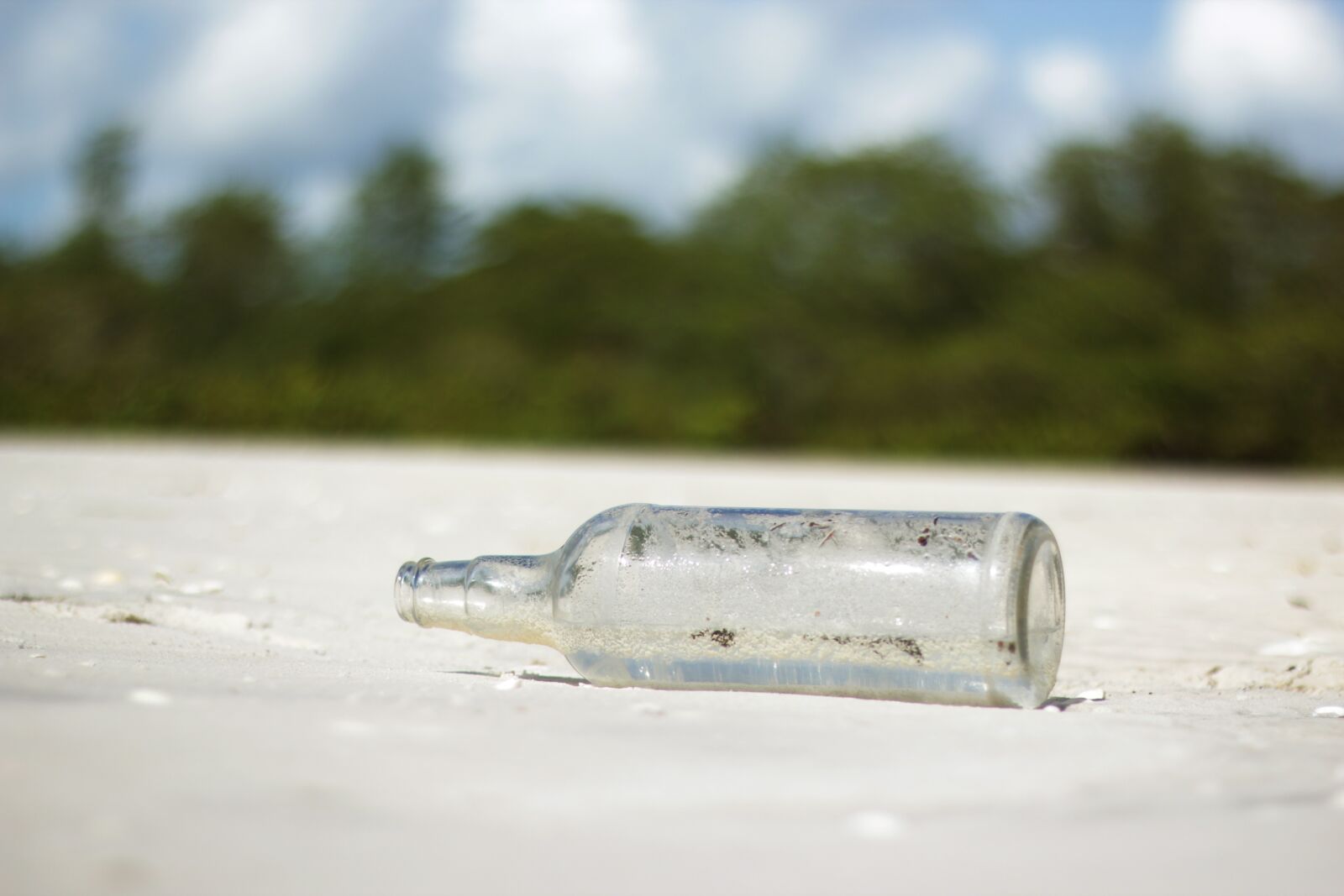 Canon EOS 600D (Rebel EOS T3i / EOS Kiss X5) + Canon EF 50mm F1.8 II sample photo. Bottle, beach, mar photography