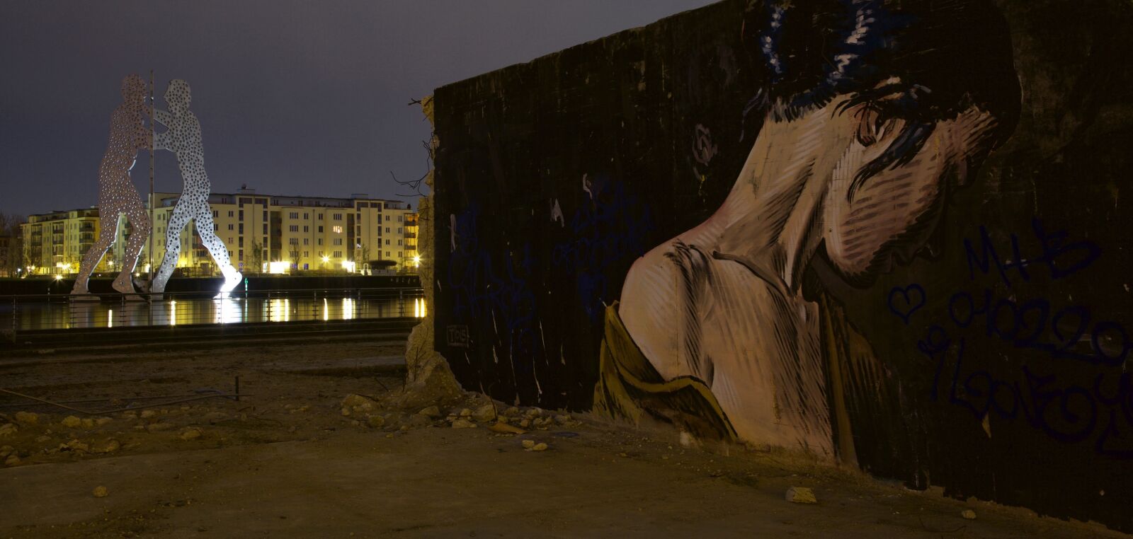 Canon EOS 5D Mark II sample photo. Graffiti, fight, water photography