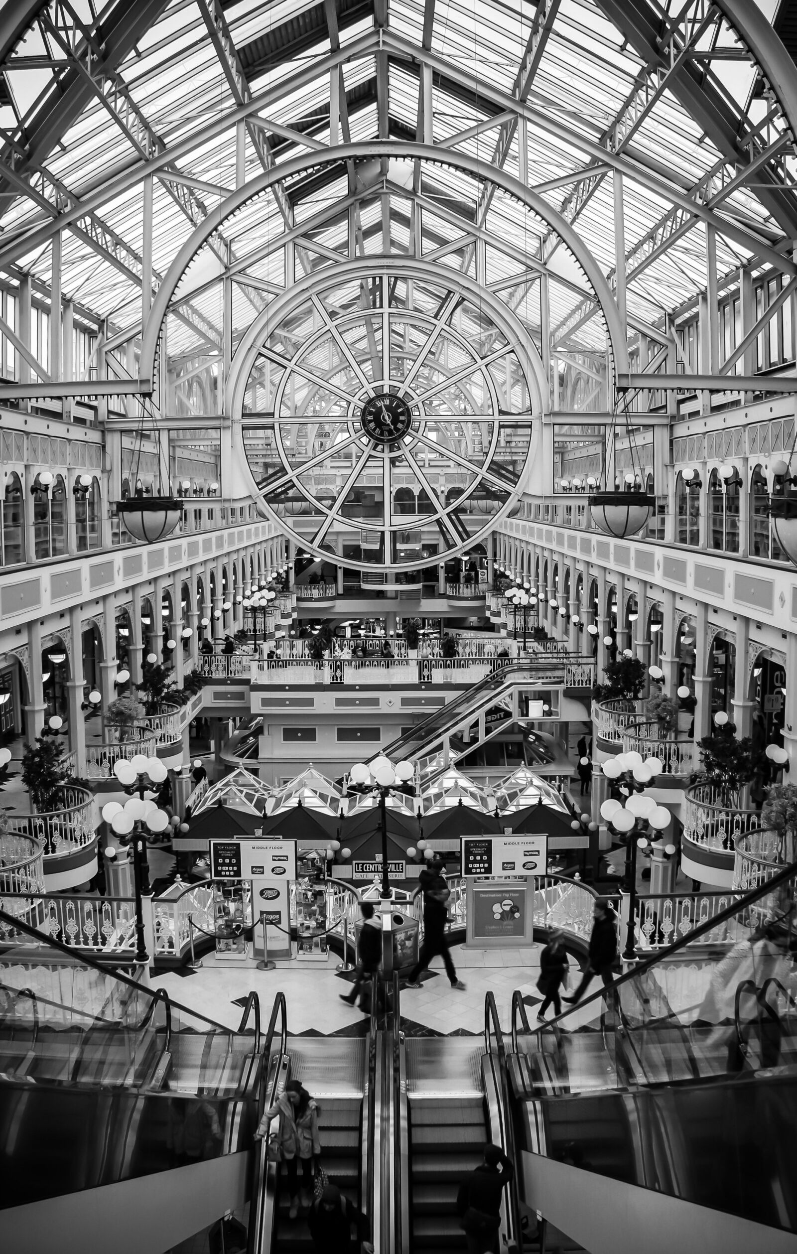 Canon EOS 500D (EOS Rebel T1i / EOS Kiss X3) sample photo. Mall, black and white photography