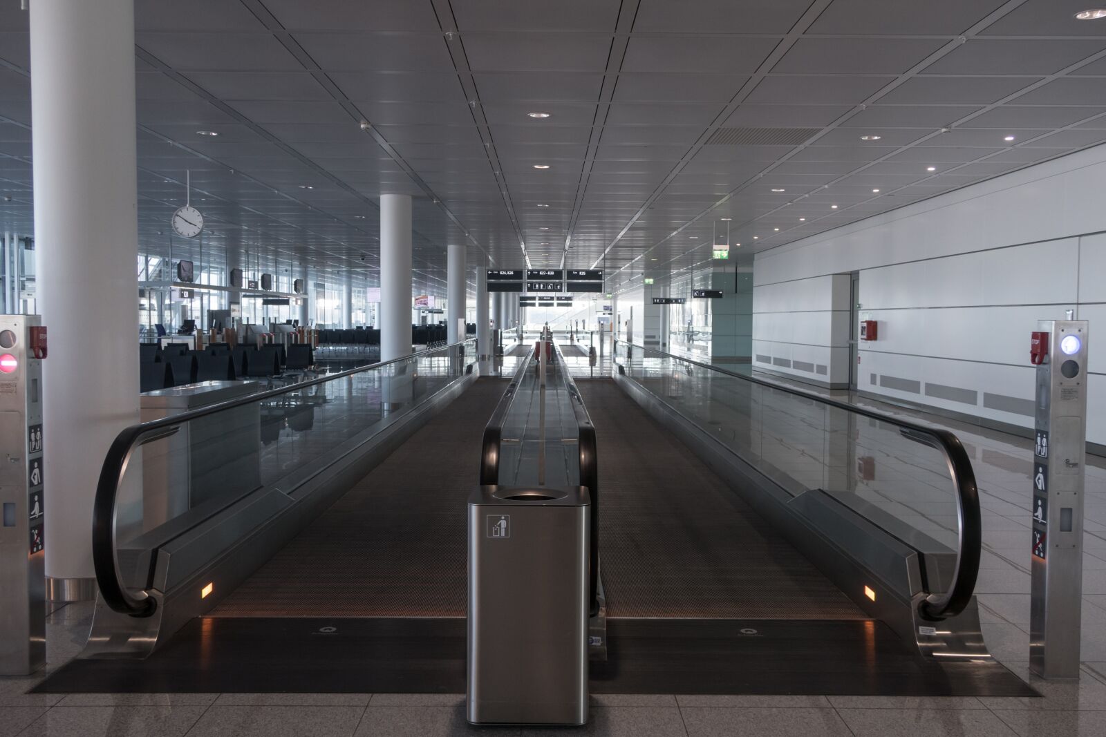 Canon PowerShot G7 X Mark II sample photo. Walkway, airport, handrails photography
