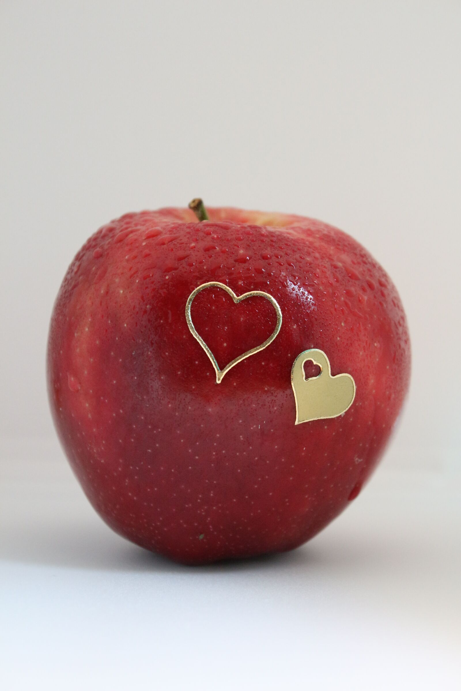 Canon EF-S 18-55mm F3.5-5.6 IS sample photo. Apple, heart, fruit photography