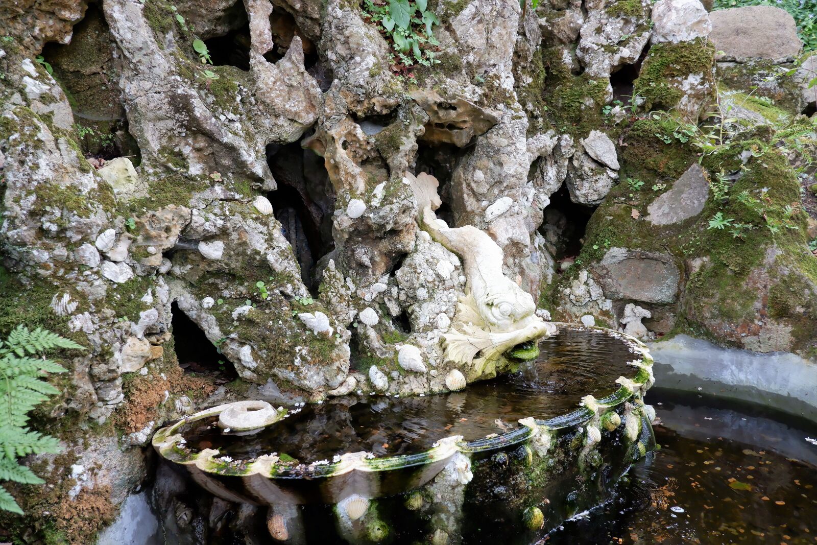 Fujifilm X-T100 sample photo. Fountain head, fountain, gargoyle photography