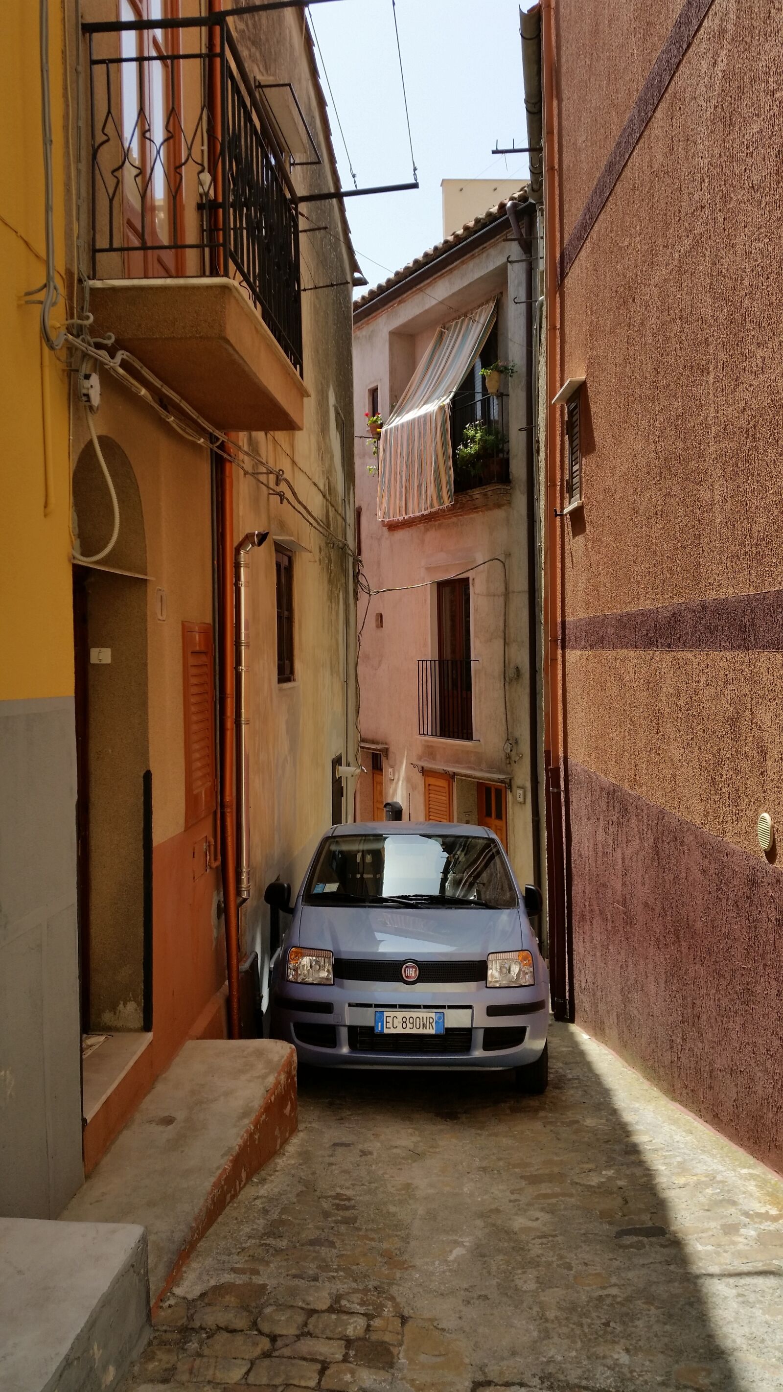 Samsung Galaxy S5 sample photo. Sicily, village, narrow road photography