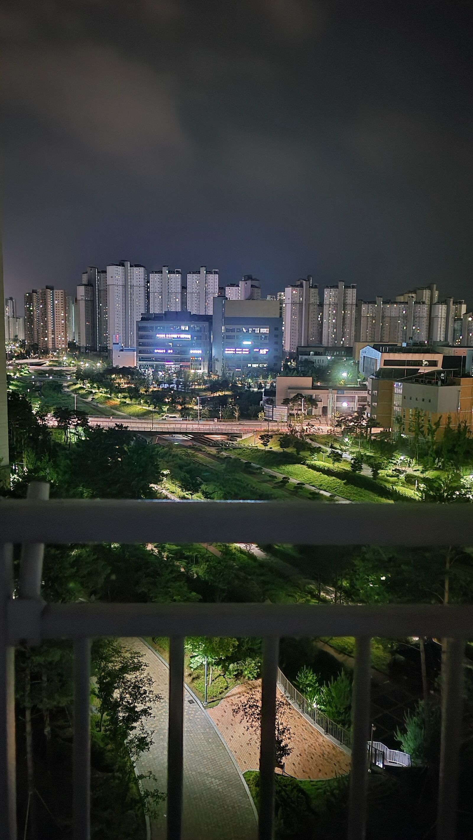 Samsung SM-G988N sample photo. Night, city, window photography