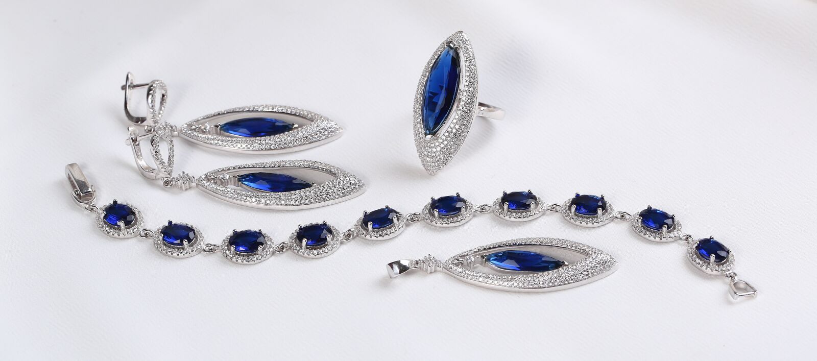 Canon EF 100mm F2.8L Macro IS USM sample photo. Silver jewelry set, silver photography