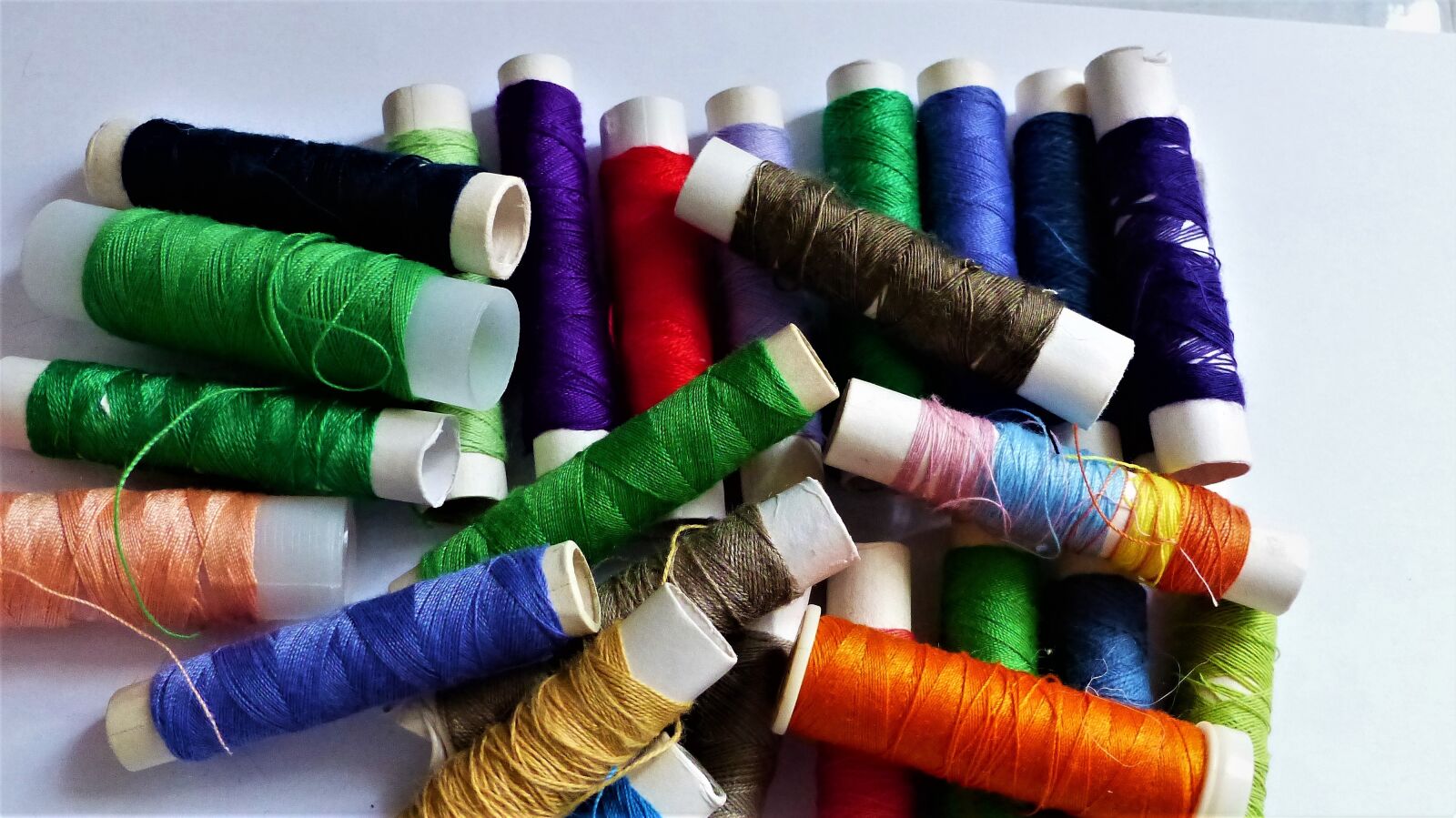Panasonic Lumix DMC-FZ200 sample photo. Wire, couture, textile photography