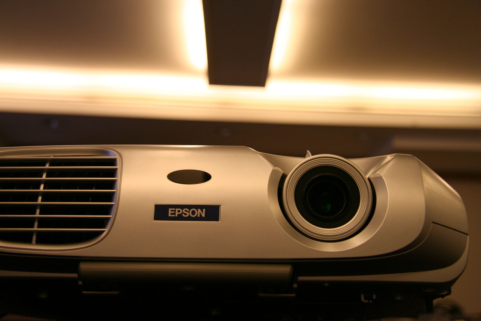 Canon EOS 350D (EOS Digital Rebel XT / EOS Kiss Digital N) sample photo. Projector photography