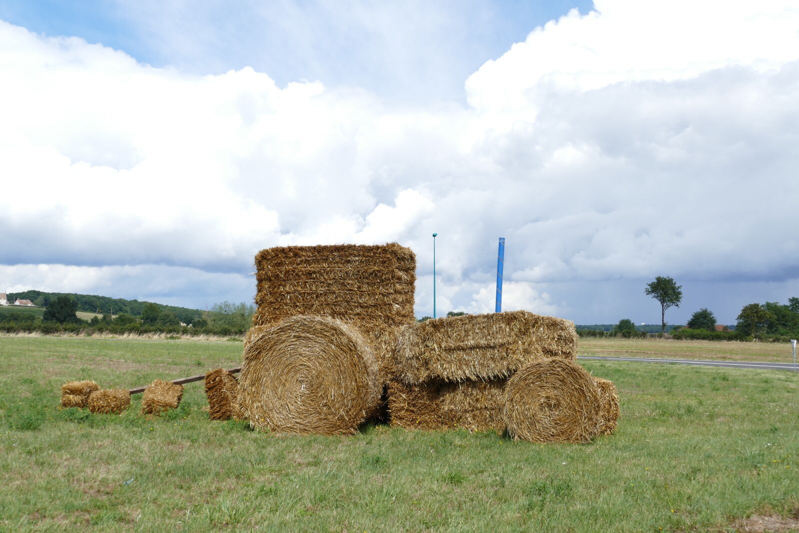 Panasonic Lumix DMC-FZ1000 sample photo. Tractor, hay, hay bale photography