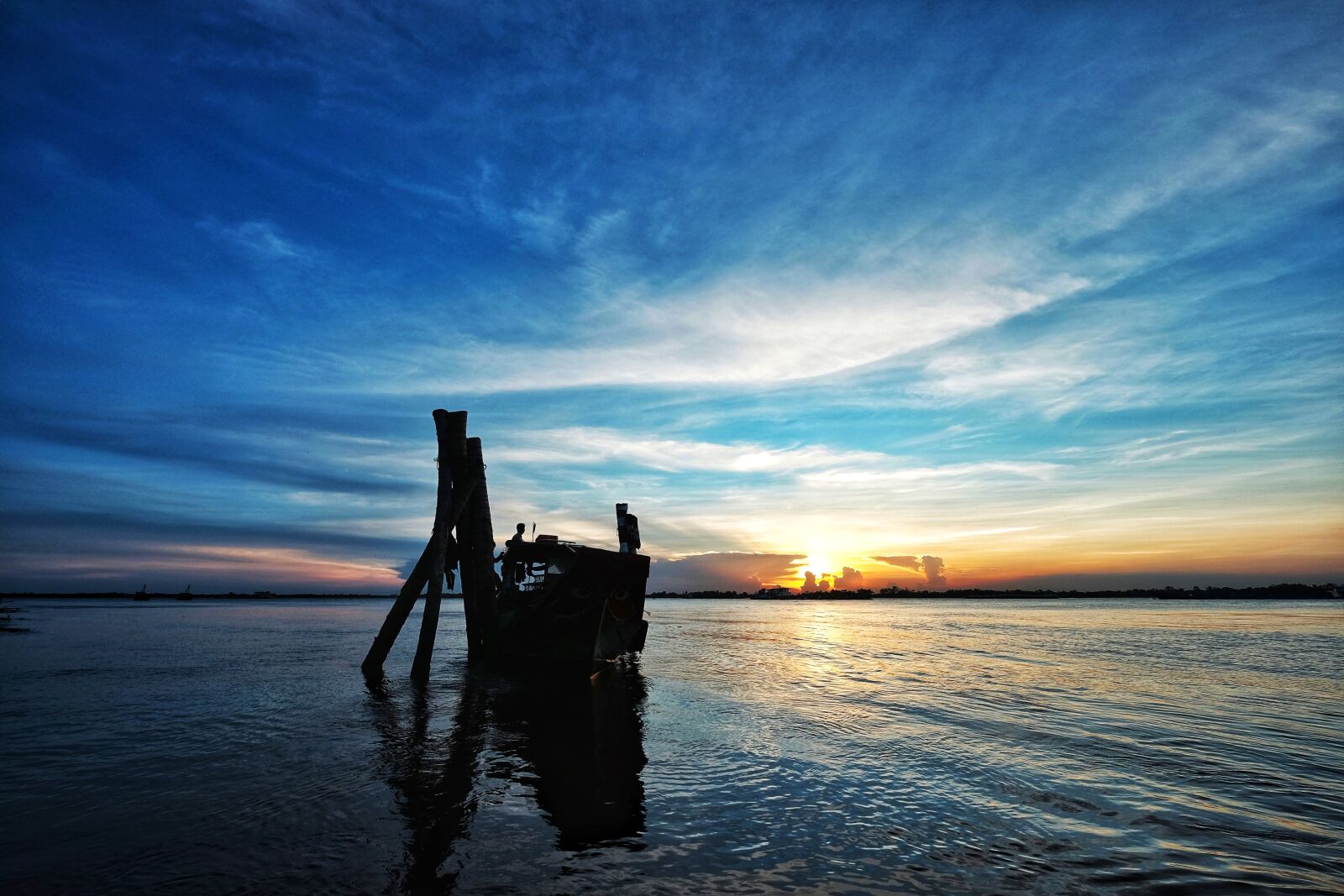 Fujifilm X-E2S sample photo. Boat, sunset, waves photography