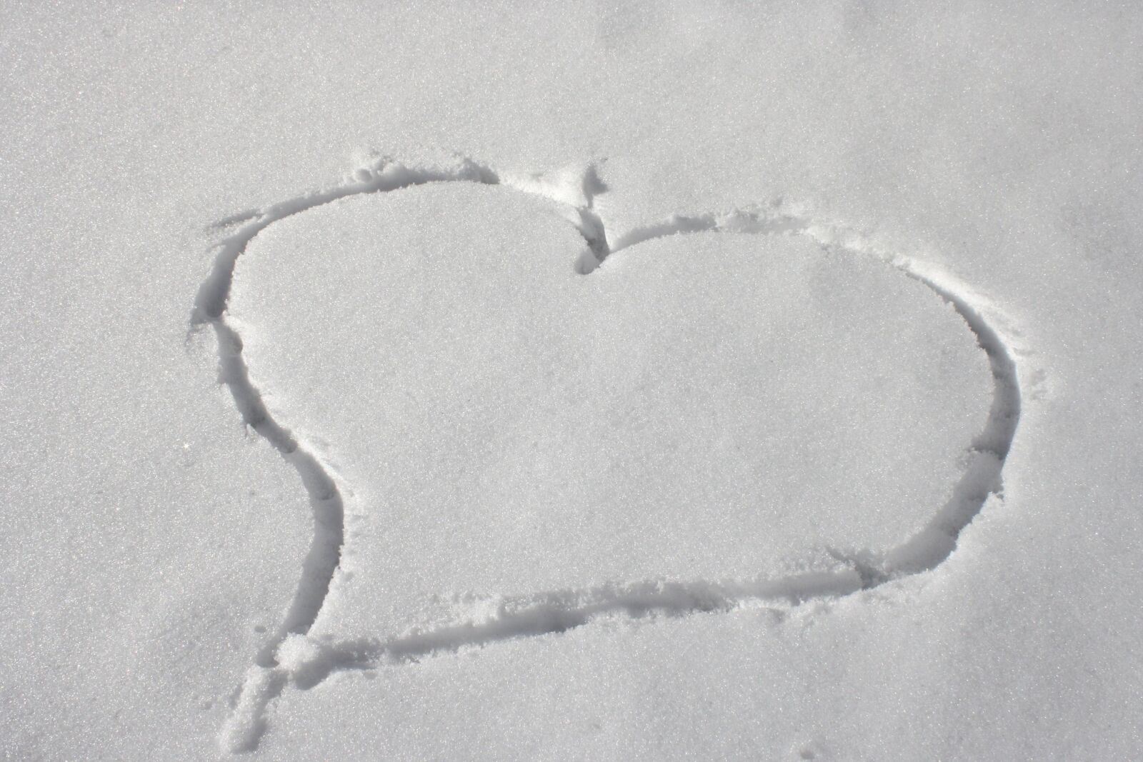 f/3.5-5.6 IS sample photo. Heart, drawn, snow photography