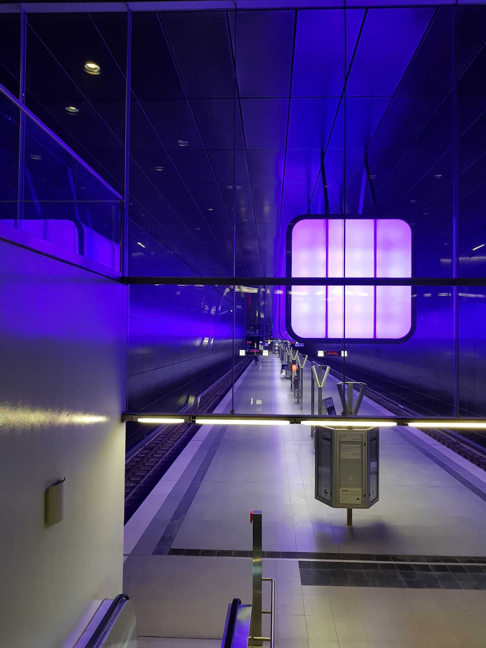 Samsung Galaxy S8+ sample photo. Metro, hamburg, train stop photography