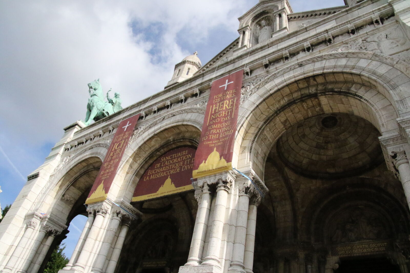 Canon EOS 7D Mark II sample photo. Banners, building, capital, cathedral photography