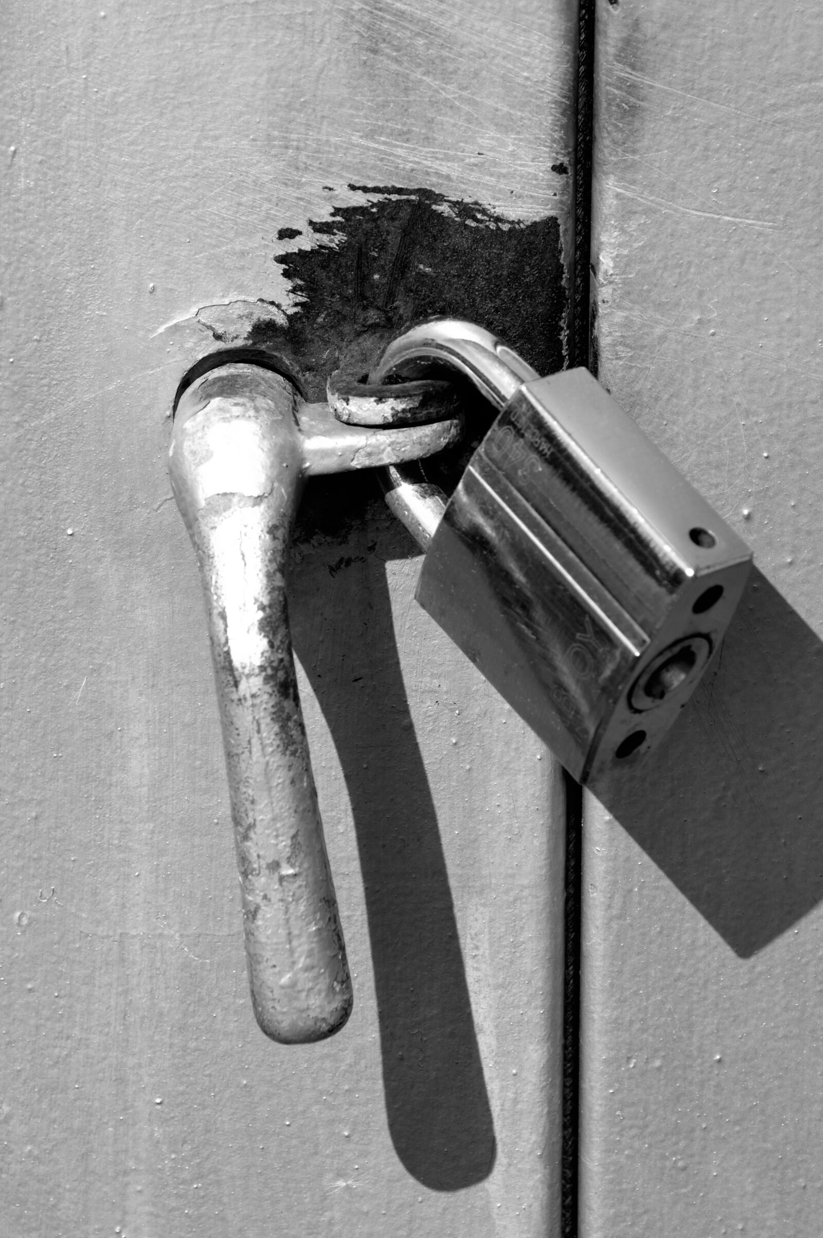 Nikon D3200 sample photo. Lock, monochrome, close-up photography
