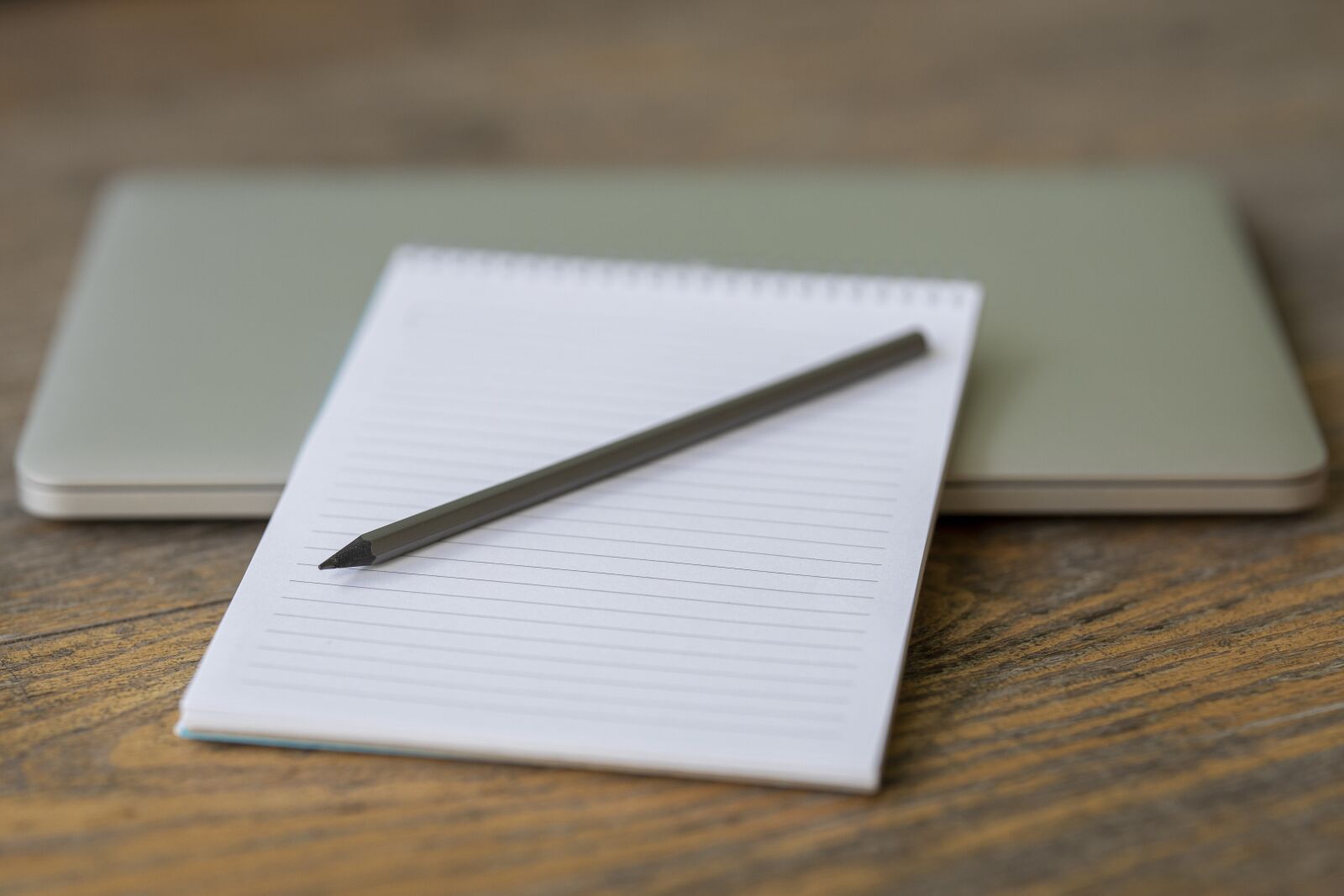 Canon RF 85mm F1.2L USM sample photo. Notebook, pen, laptop photography