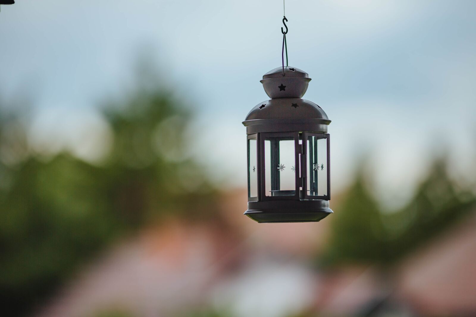 Canon EF 135mm F2L USM sample photo. Decorative, hanging, lantern, old photography