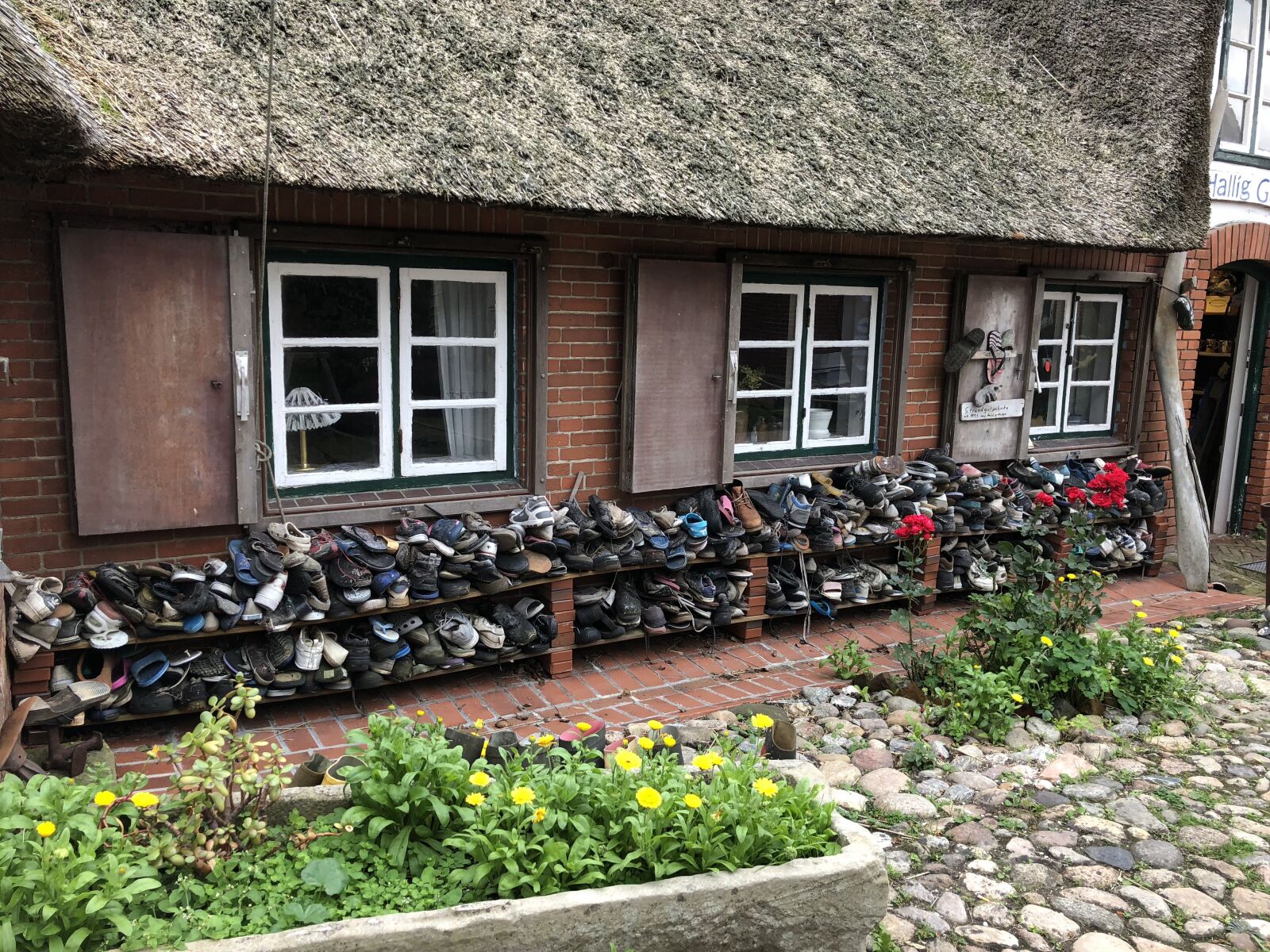 iPhone 8 back camera 3.99mm f/1.8 sample photo. Hallig hooge, shoes, flotsam photography