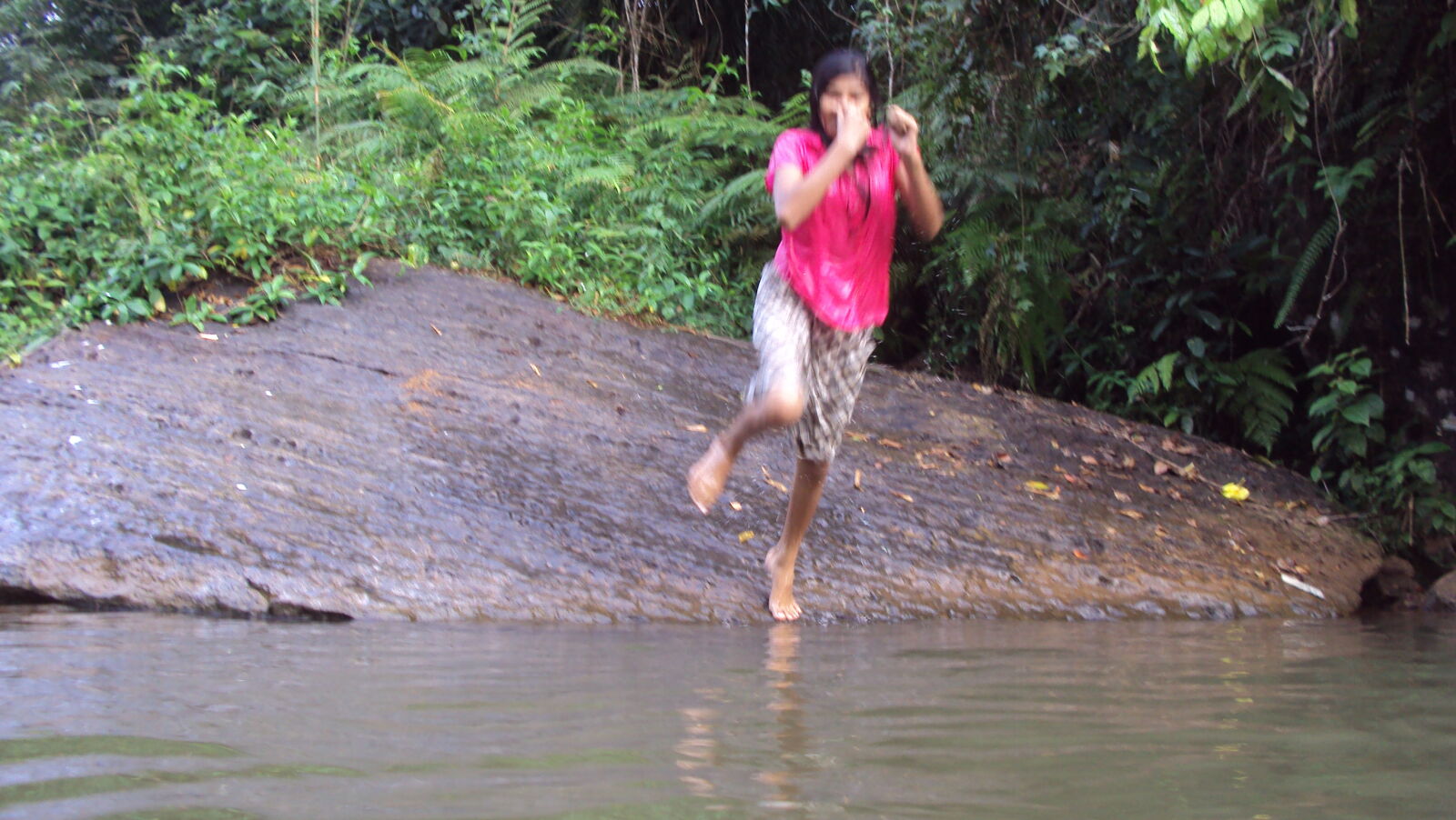 Sony Cyber-shot DSC-S930 sample photo. Girl, jumping, to, water photography