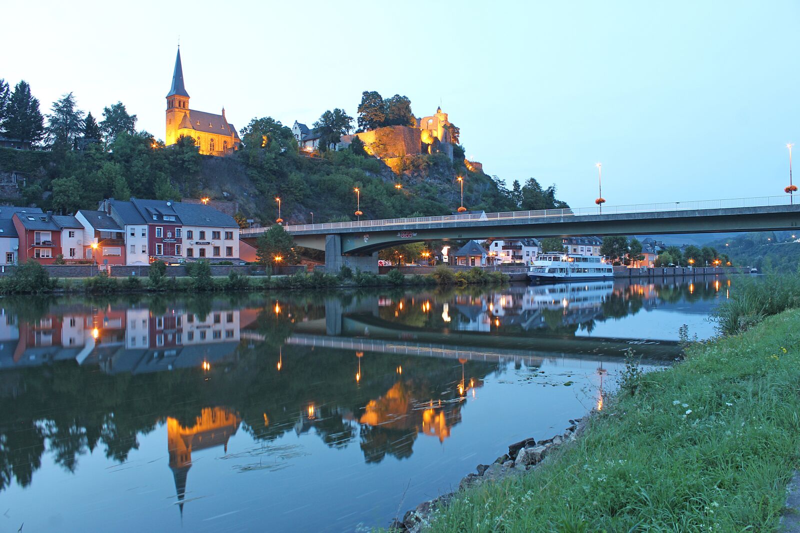 Canon EOS 1200D (EOS Rebel T5 / EOS Kiss X70 / EOS Hi) sample photo. Saarburg, saar, the middle photography