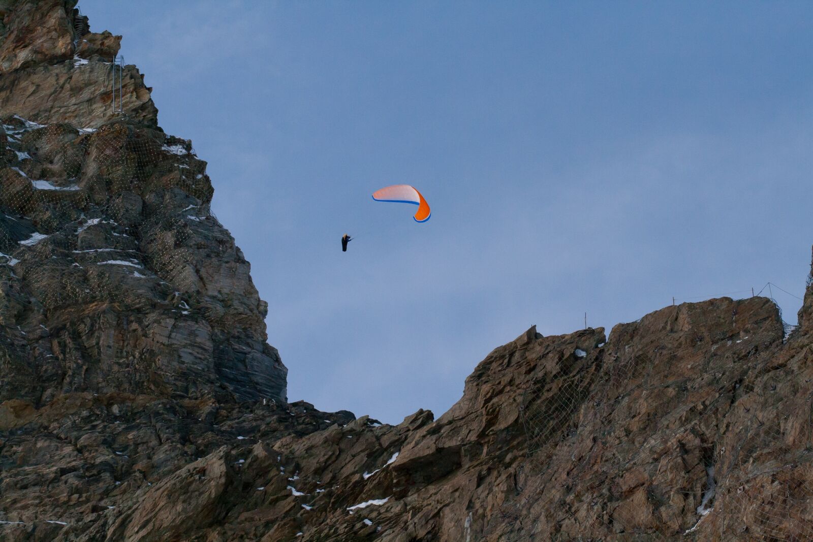 Canon EOS 400D (EOS Digital Rebel XTi / EOS Kiss Digital X) sample photo. Jungfraujoch, paragliding, risk photography
