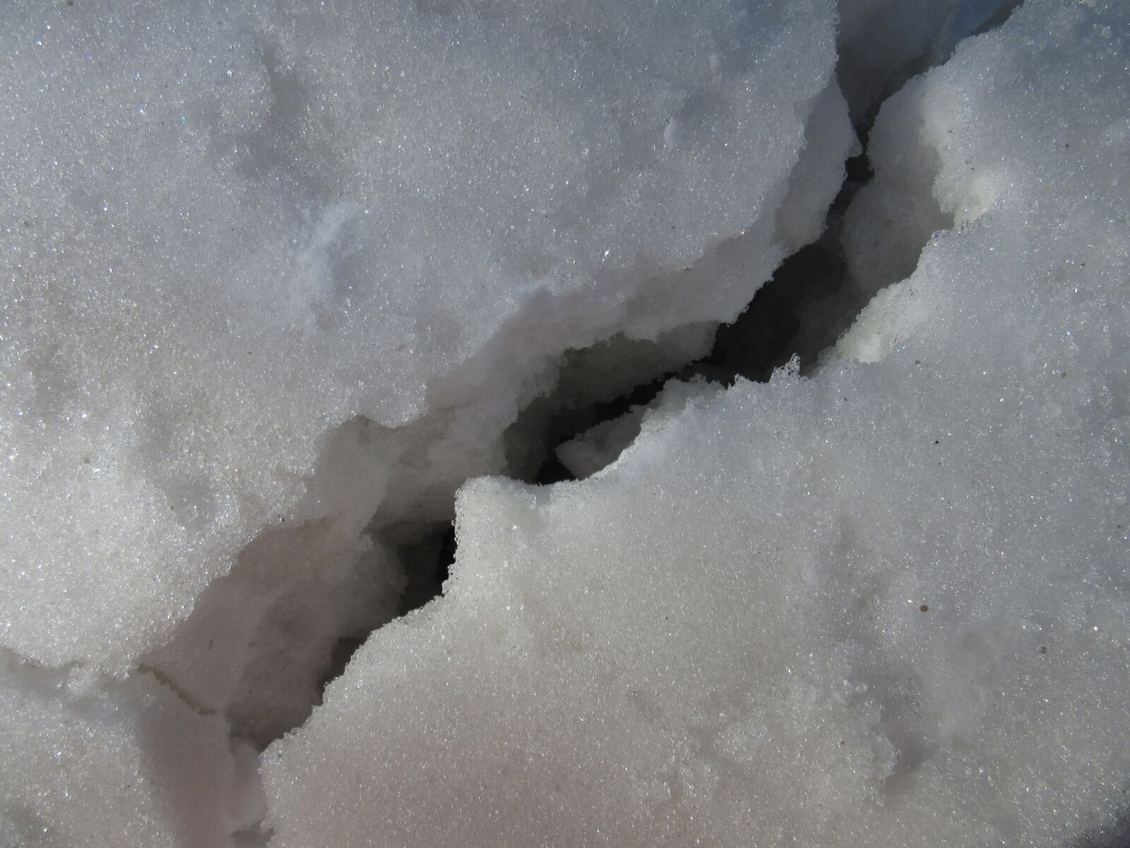 Canon PowerShot SX600 HS sample photo. Snow, column, crack photography