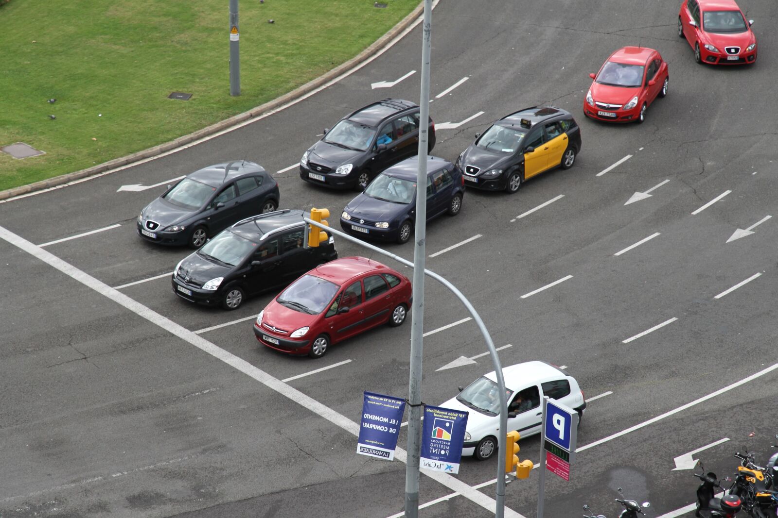 Canon EOS 7D sample photo. Intersection, car, traffic light photography