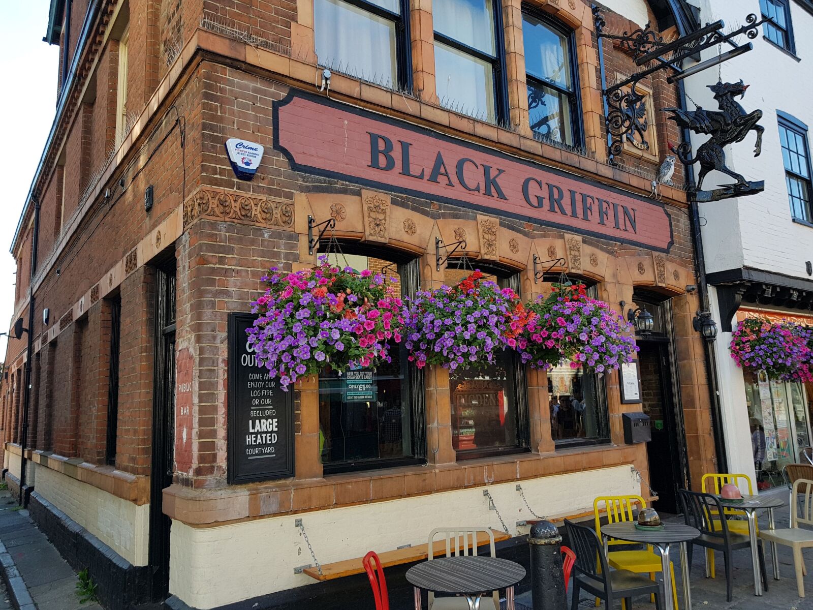 Samsung Galaxy S8 sample photo. Black griffin, restaurant, cafe photography