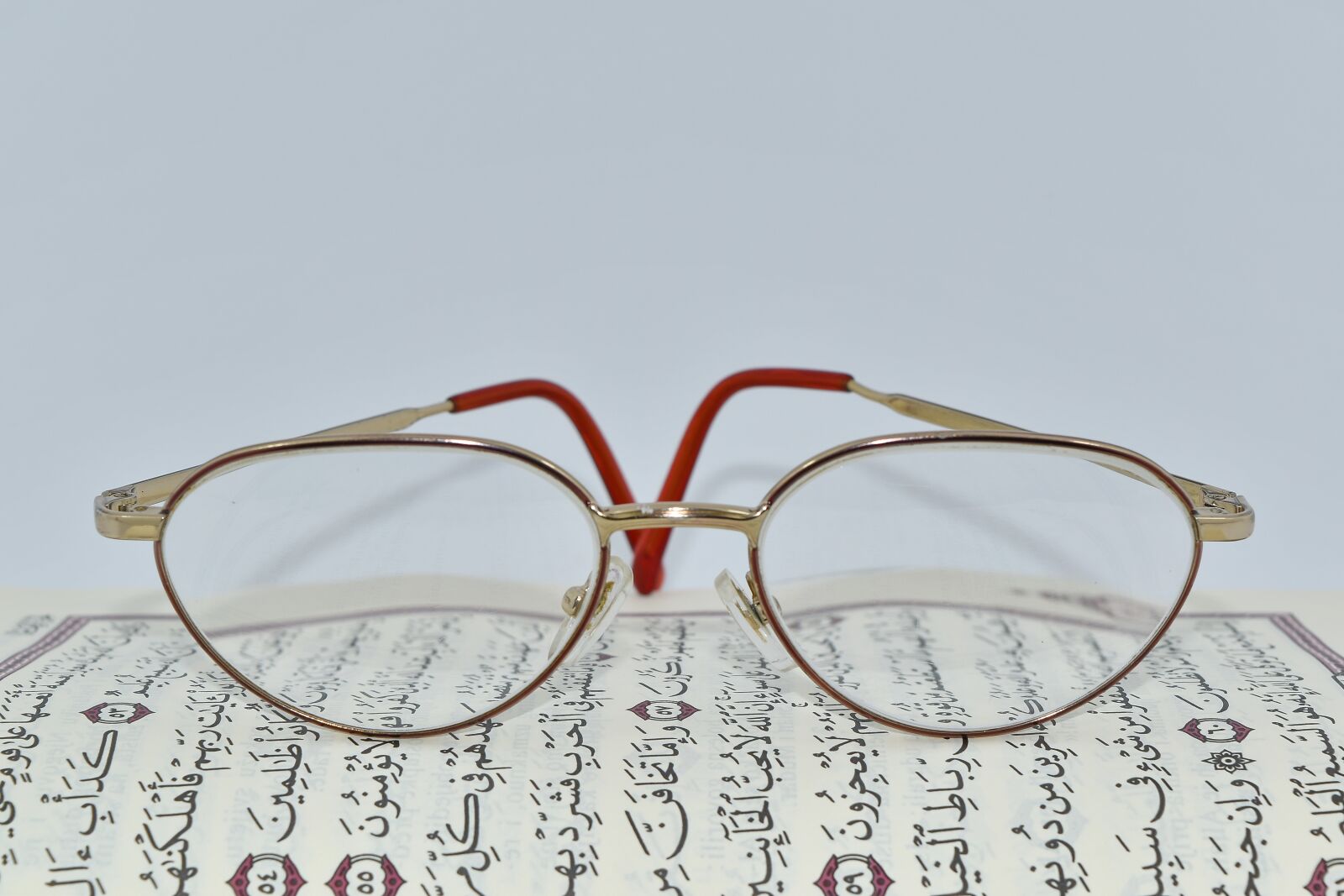 Nikon D5500 sample photo. Arabic, eyeglasses, islam, text photography