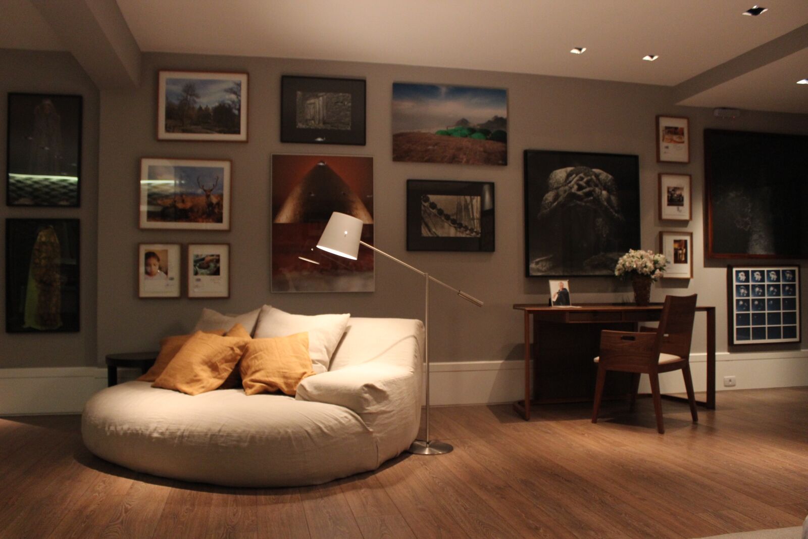 Canon EOS 600D (Rebel EOS T3i / EOS Kiss X5) sample photo. Furniture, room, inside the photography