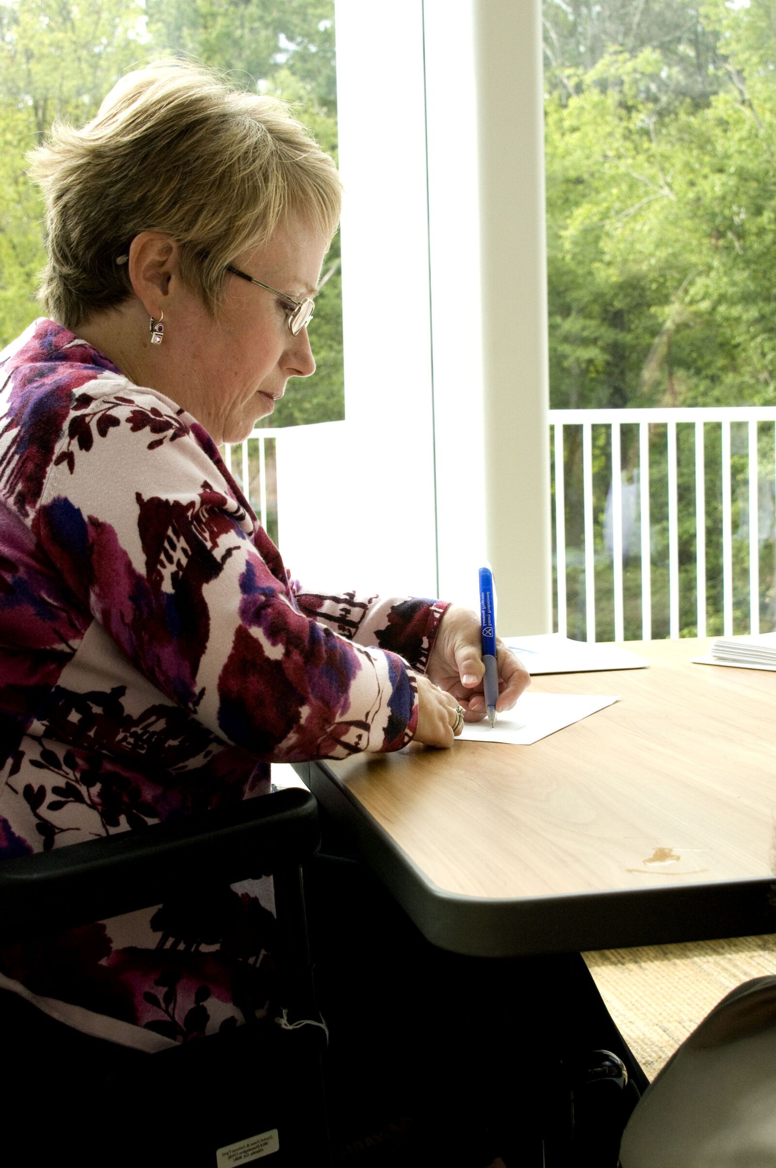 Nikon D300 sample photo. Woman, work, table, writing photography