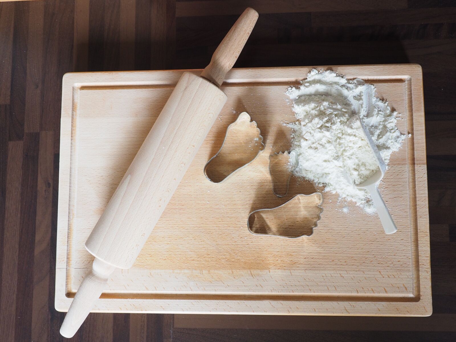 Olympus OM-D E-M1 + Olympus M.Zuiko Digital ED 12-40mm F2.8 Pro sample photo. Bake, flour, wave wood photography