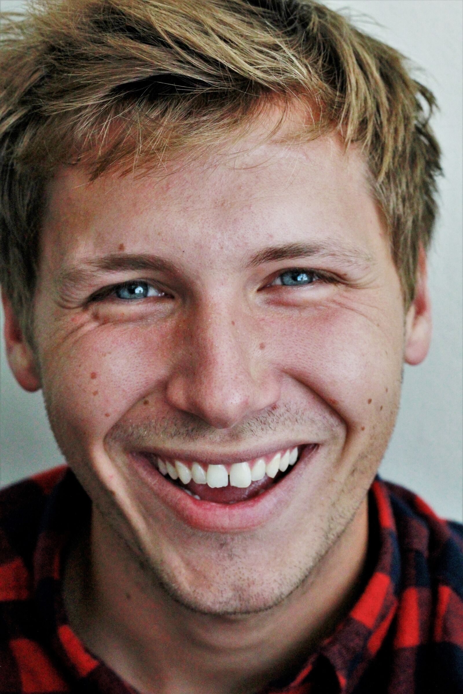 Canon EOS 60D + Canon EF 50mm F1.8 II sample photo. Male, model, smile photography