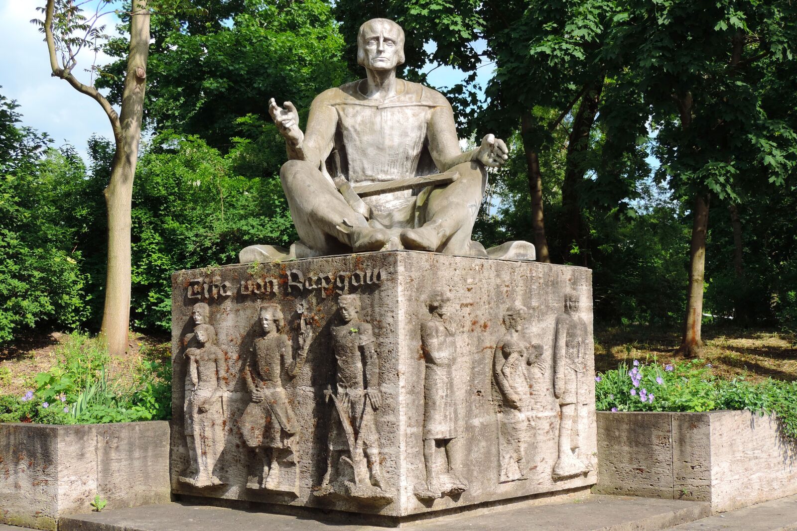 Nikon Coolpix P520 sample photo. Eike von repgow, statue photography