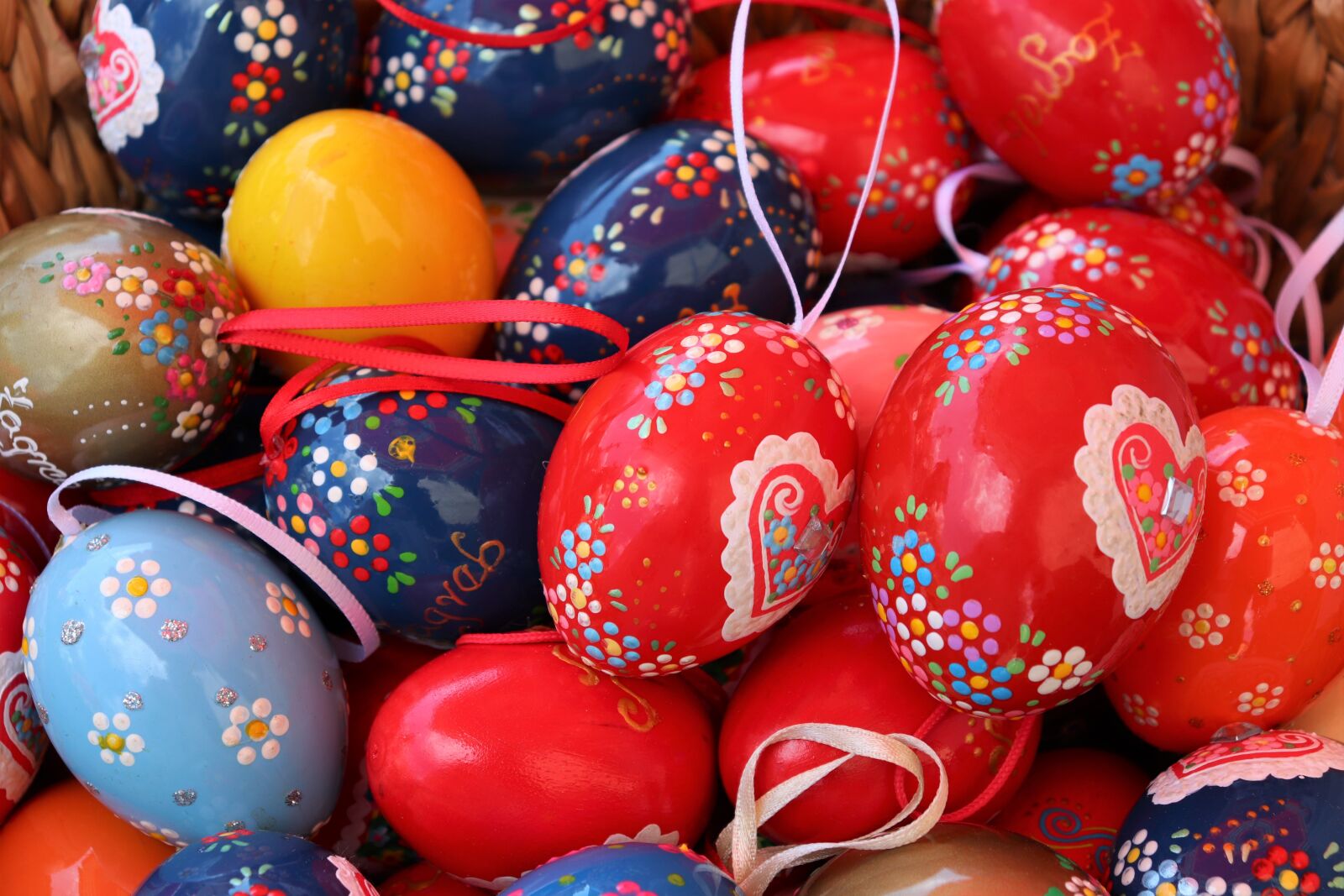 Canon EOS 200D (EOS Rebel SL2 / EOS Kiss X9) sample photo. Basket, easter eggs, colorful photography