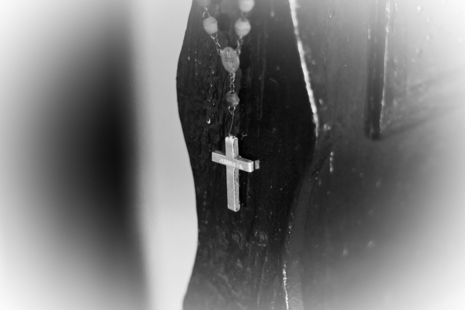 Canon EOS 550D (EOS Rebel T2i / EOS Kiss X4) + Canon EF 50mm F1.8 STM sample photo. Crucifix, religion, cross photography