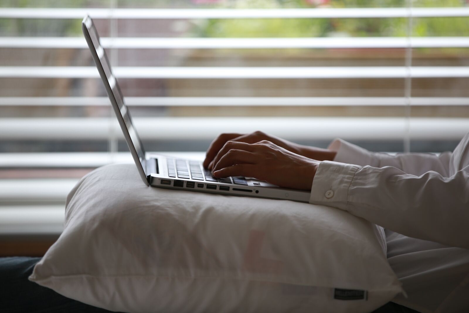 Canon EOS 6D sample photo. Hand, laptop, freelance photography
