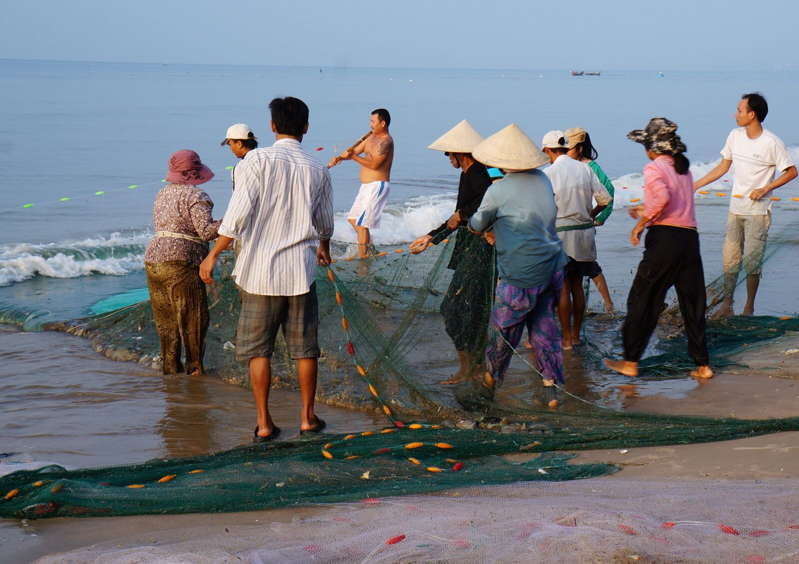 Sony Alpha NEX-F3 + Sony E 18-55mm F3.5-5.6 OSS sample photo. The fishing village, drag-net photography