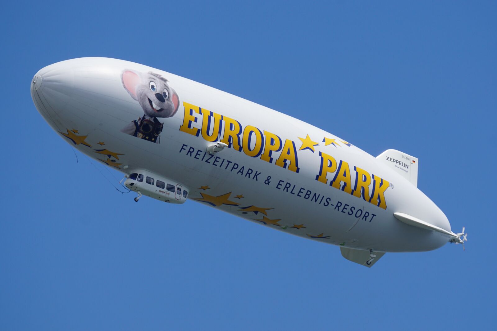 Sony ILCA-77M2 + Sony 70-400mm F4-5.6 G SSM sample photo. Zeppelin, airship, flying photography
