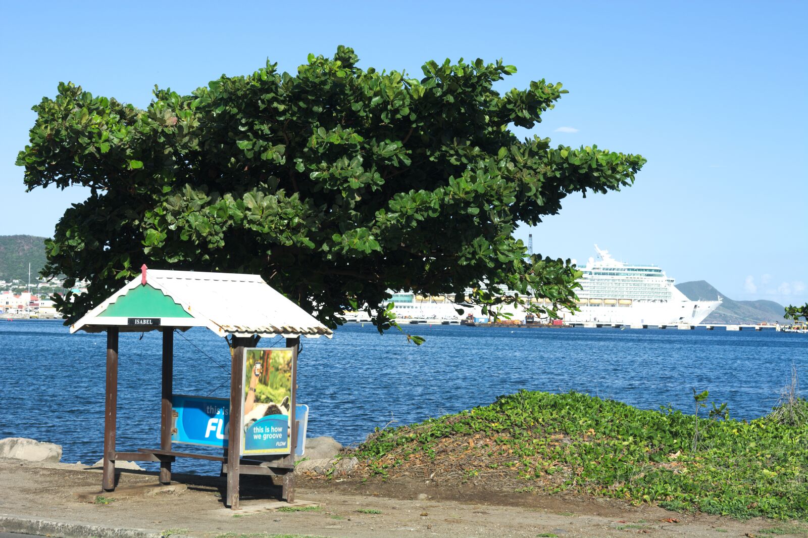 Nikon D7100 sample photo. Caribbean, bus stop, sea photography