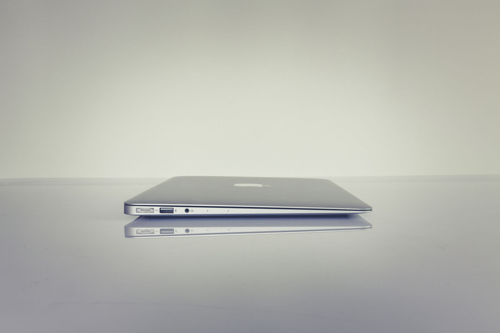 Canon EF 24-70mm F2.8L II USM sample photo. Laptop, macbook, connection, technology photography