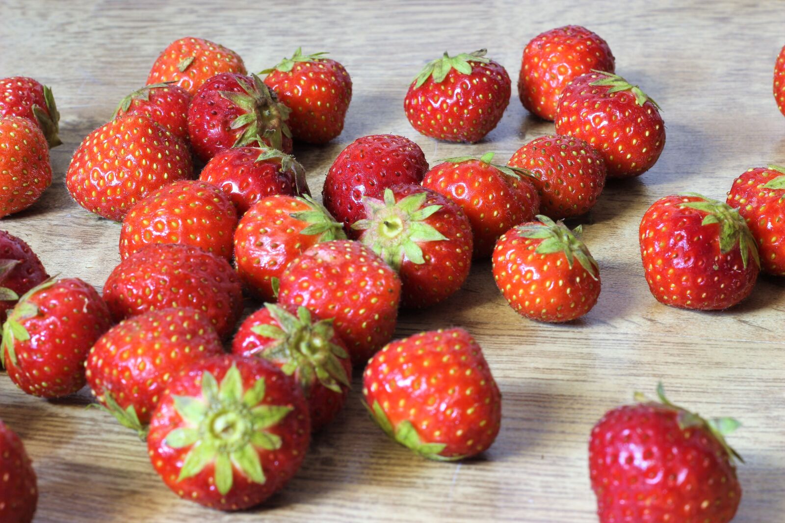 Canon EOS 650D (EOS Rebel T4i / EOS Kiss X6i) + Canon EF 50mm F1.8 II sample photo. Fruit, green, background photography