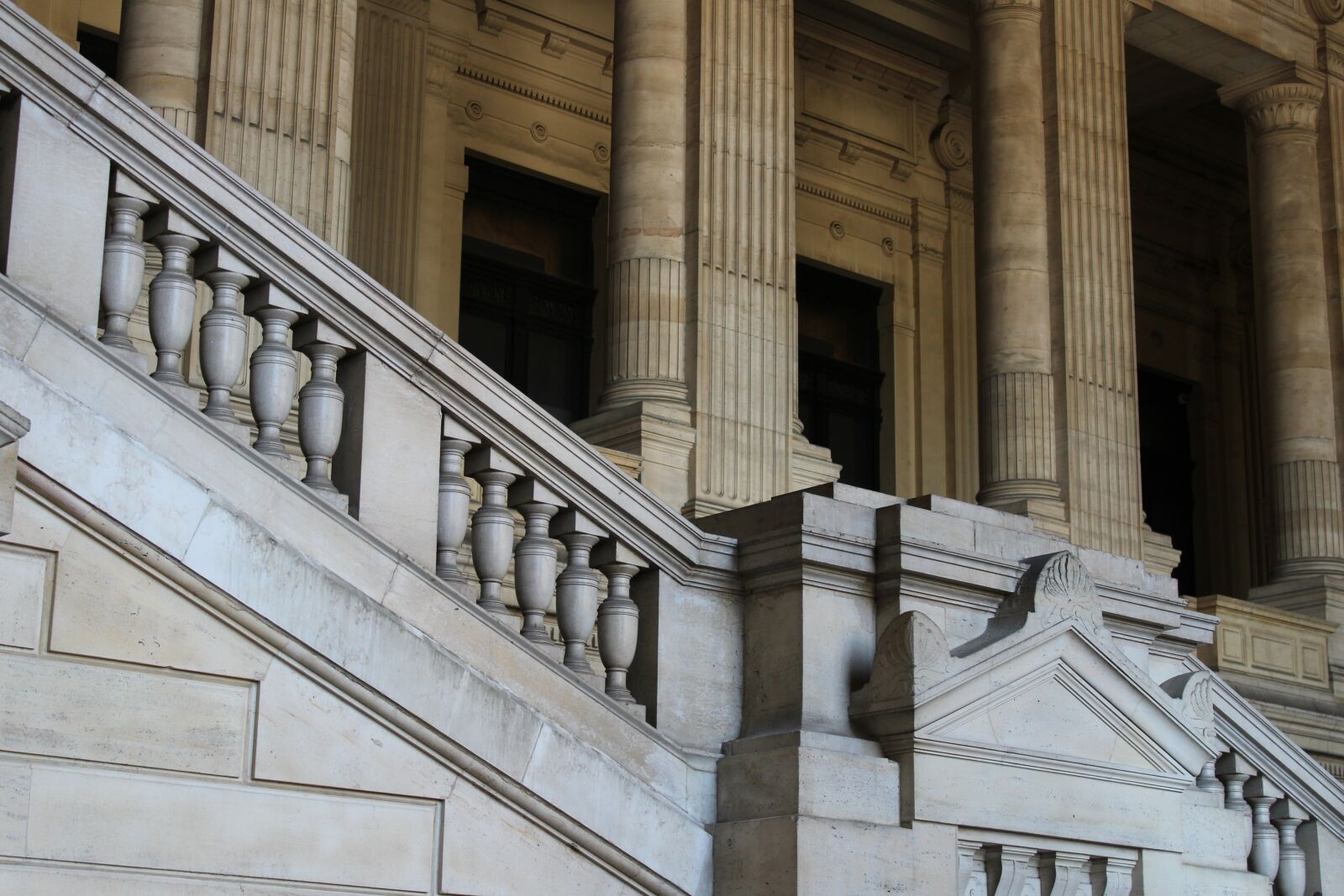 Canon EOS 1300D (EOS Rebel T6 / EOS Kiss X80) sample photo. Palais de justice de photography