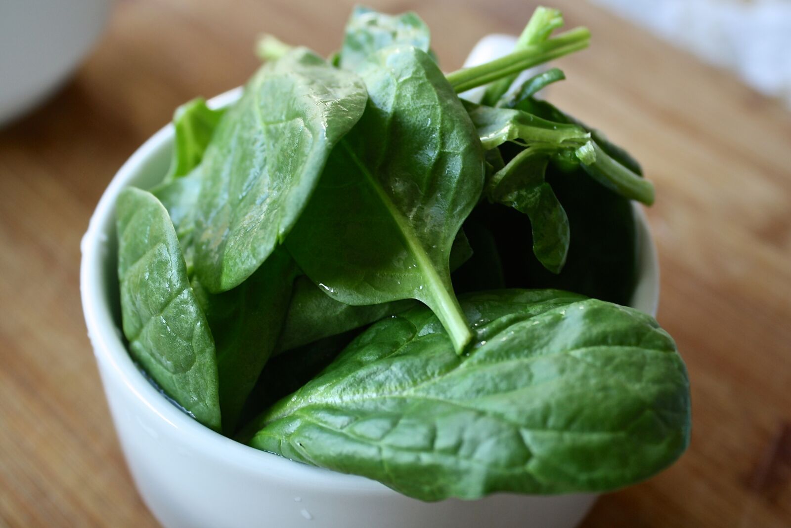 Canon EOS 1000D (EOS Digital Rebel XS / EOS Kiss F) sample photo. Spinach, healthy, green photography