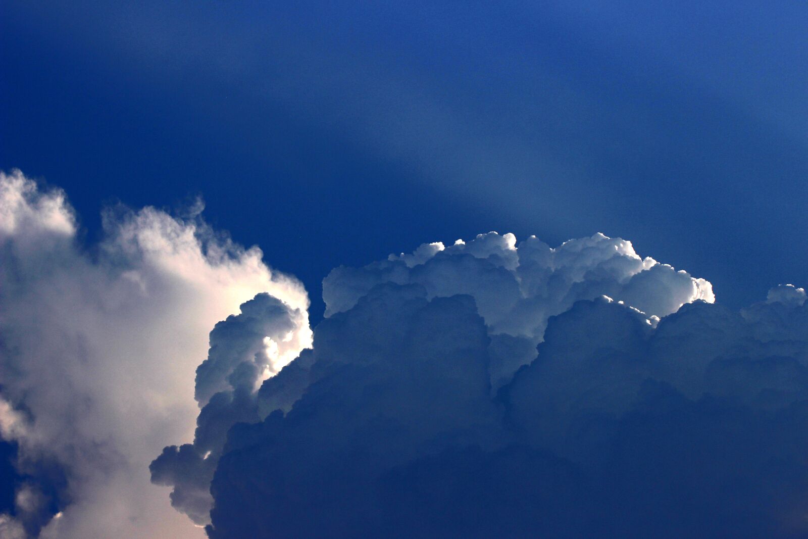 Canon EOS 100D (EOS Rebel SL1 / EOS Kiss X7) sample photo. Cloud, sky, blue sky photography