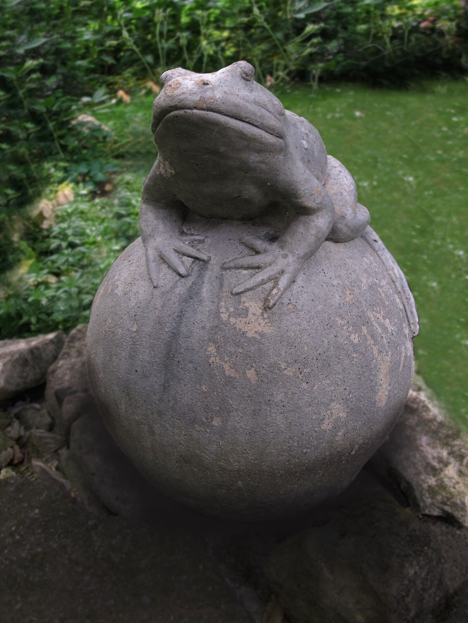 Canon PowerShot G12 sample photo. Frog, ball, ceramic photography