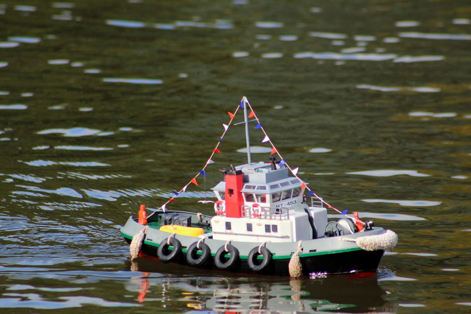 Canon EOS 1300D (EOS Rebel T6 / EOS Kiss X80) + Canon EF 75-300mm f/4-5.6 sample photo. Boat, model, sailing photography