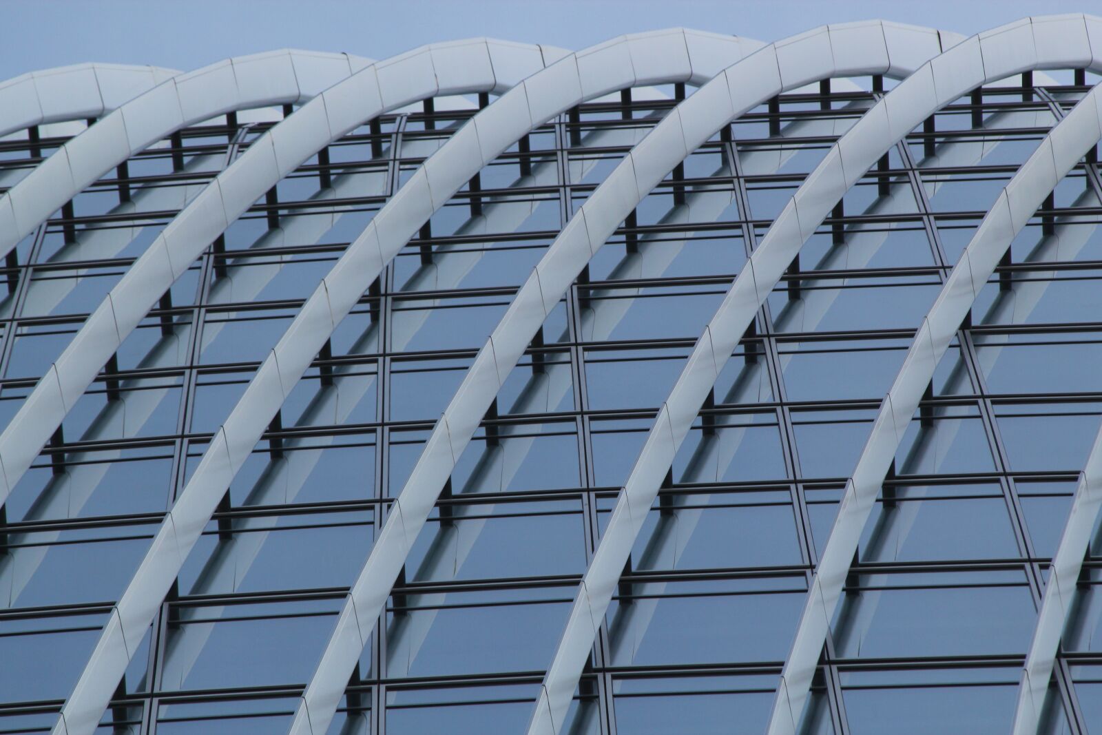 Canon EOS 550D (EOS Rebel T2i / EOS Kiss X4) sample photo. Reflections, building, architecture photography