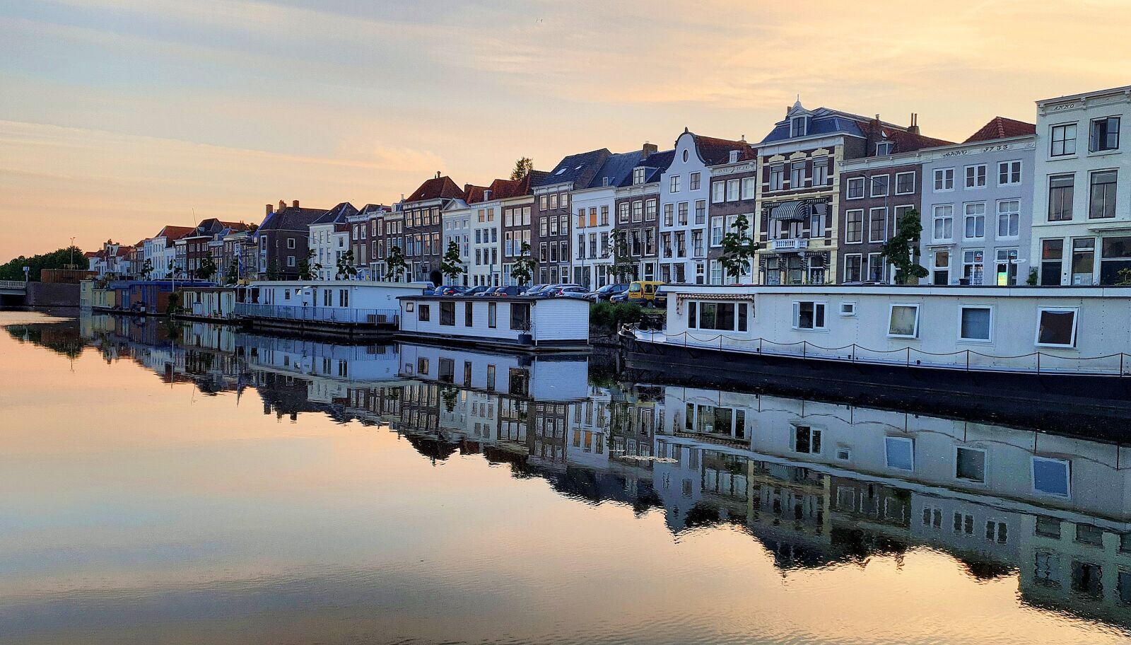 Samsung Galaxy Note9 sample photo. Outdoors, architecture, reflection photography
