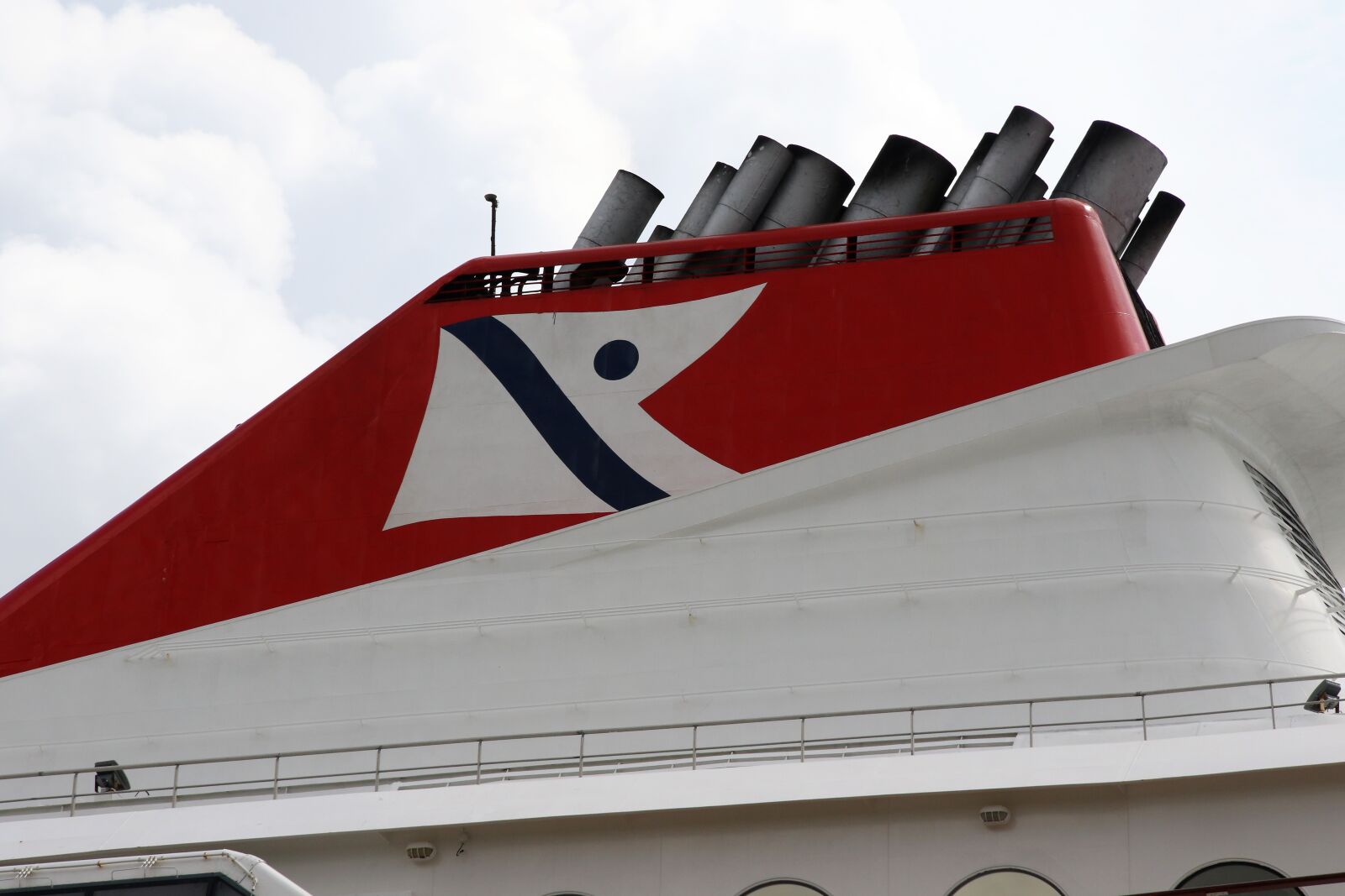 Canon EOS 7D Mark II sample photo. Boat, flag, holiday, huge photography