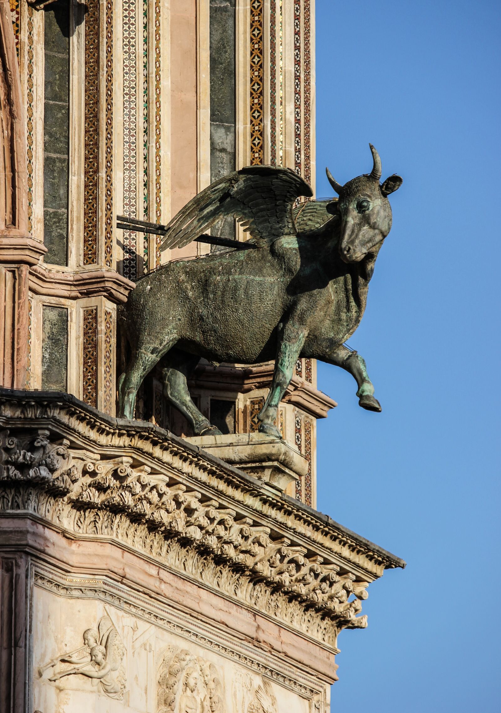 Canon EOS 550D (EOS Rebel T2i / EOS Kiss X4) sample photo. Statue, bull, bestiary photography